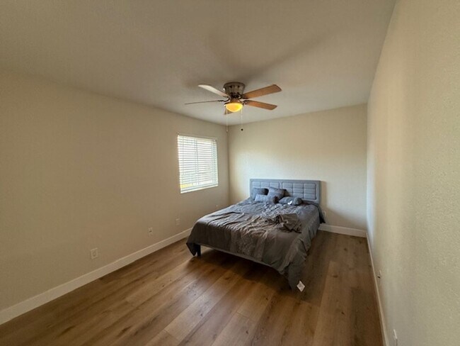 Building Photo - Beautiful 2 Bedroom 1.5 Bath Home