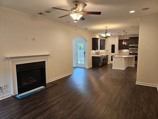 Building Photo - Beautiful unfurnished 3 bed 2.5 bath home ...