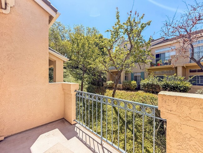Building Photo - SD: 2BD/2BA Townhome with Private Balcony, 2-Car Garage, and Loft!