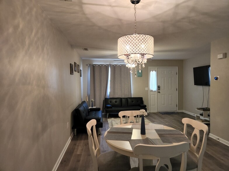 Family Room - 614 3rd Ave S