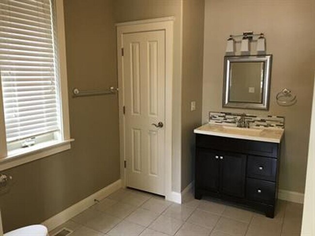 Building Photo - 4484 Alexander St