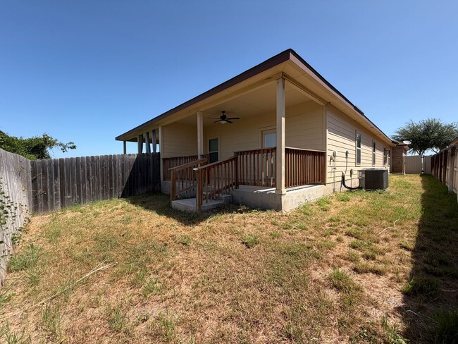 Building Photo - Luxury 3/2 Duplex in NBTX