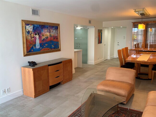 Building Photo - 1000 Parkview Dr