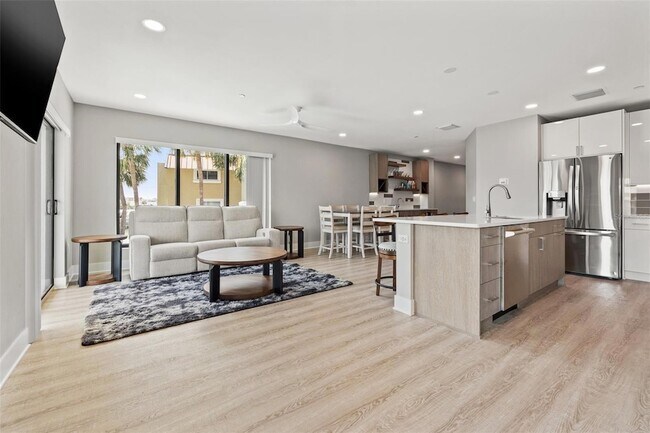 Building Photo - 12400 Capri Cir N