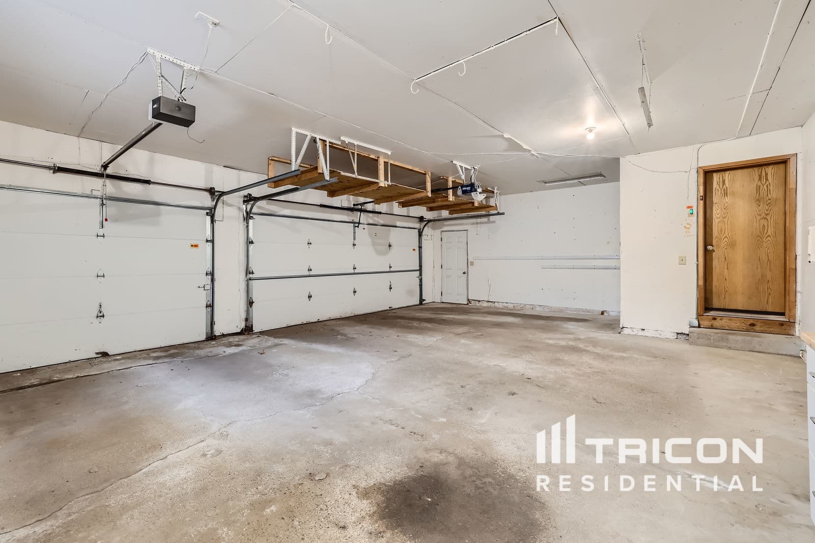 Building Photo - 5585 Rosewood Ln