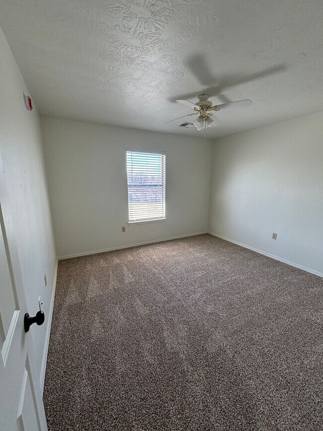 Building Photo - 3br 2.5ba on Surrey Hills Golf Course!!