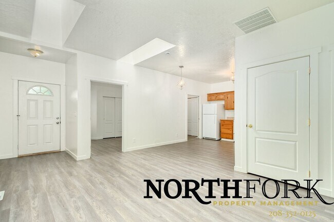 Primary Photo - Charming 3-Bedroom Townhome in Prime Nampa...