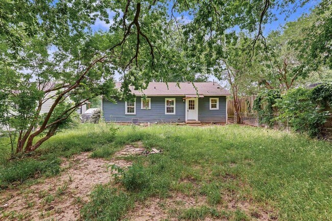 Building Photo - Cute & Clean Home with Large Fenced Yard Pet Friendly!