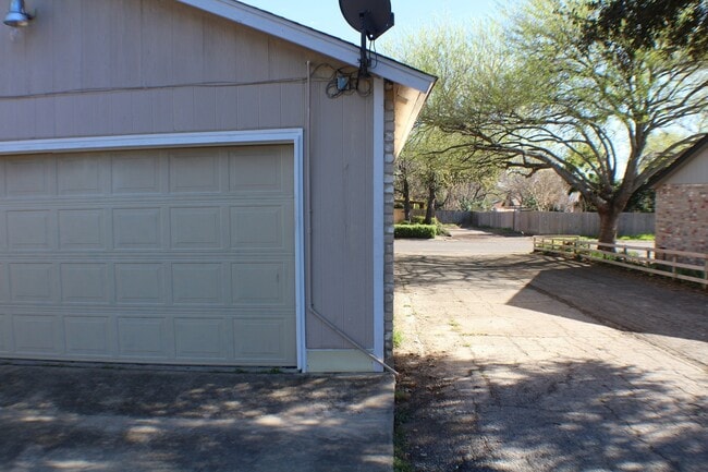 Building Photo - Gorgeous garden style home in San Antonio. Realtor Commission: $300