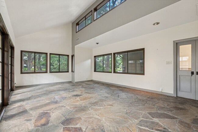 Building Photo - BEAUTIFUL 4-BEDROOM HOME IN ALAMO HEIGHTS