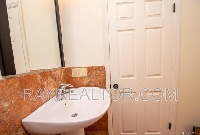 Building Photo - 1445 Lombard St