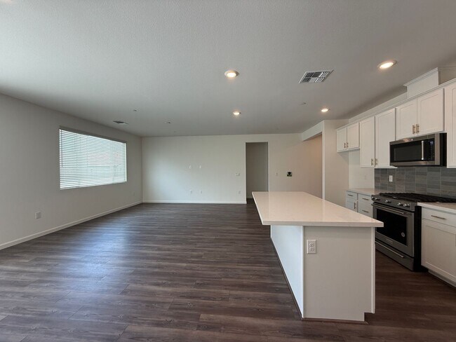 Building Photo - 3 bedroom, 2 bathroom home located in the vibrant community of Madera, CA