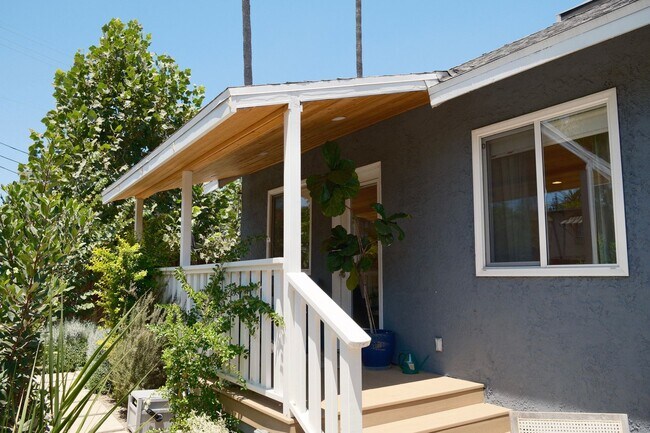 Building Photo - Charming 3bed/2 Bath Private Gated Main House with Vaulted Ceilings, Parking, and Laundry in the ...