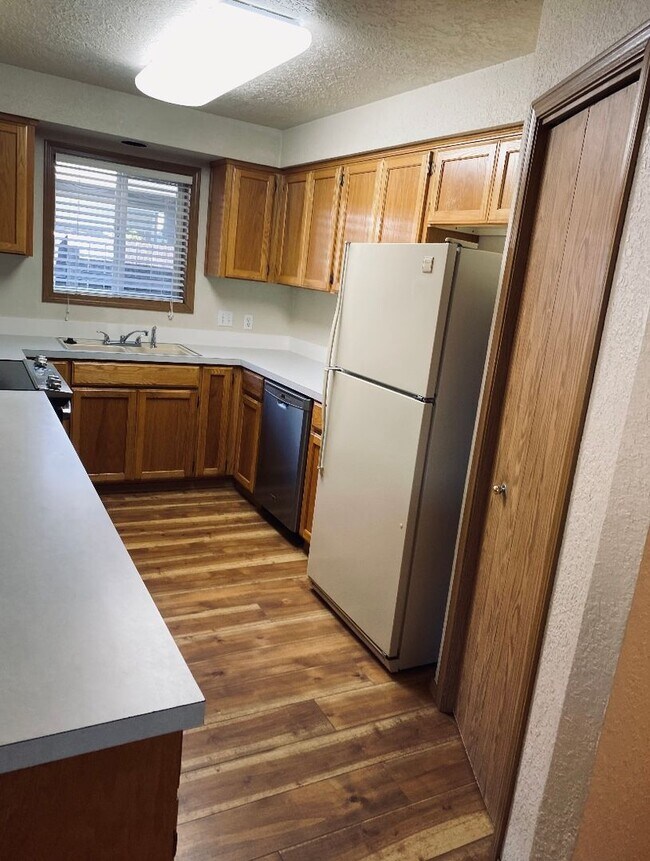 Building Photo - Silverton Duplex #13146