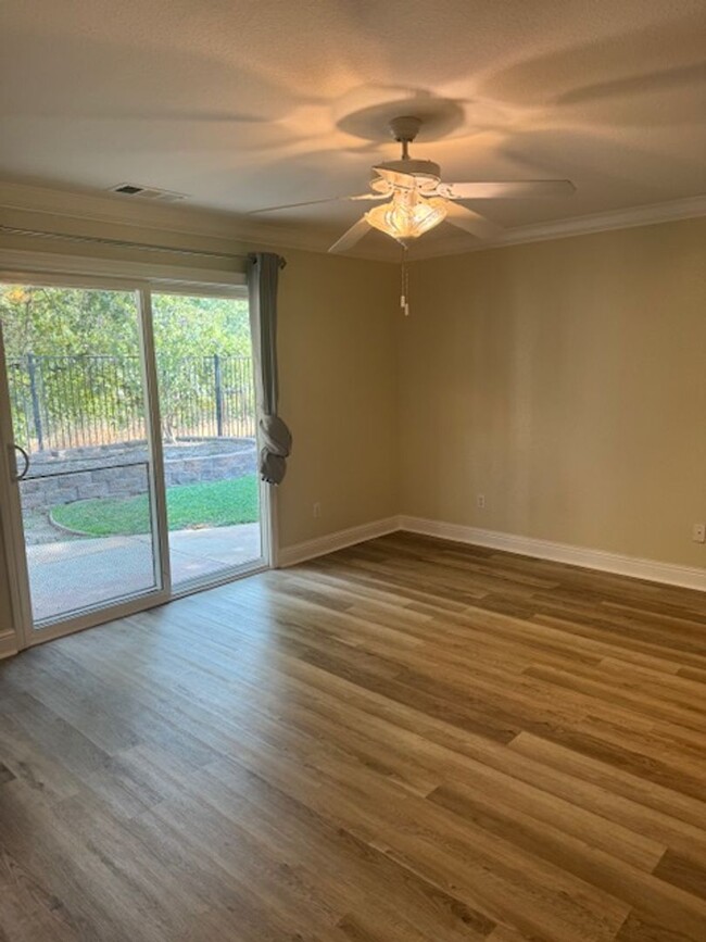 Building Photo - Beautiful South Redding Home