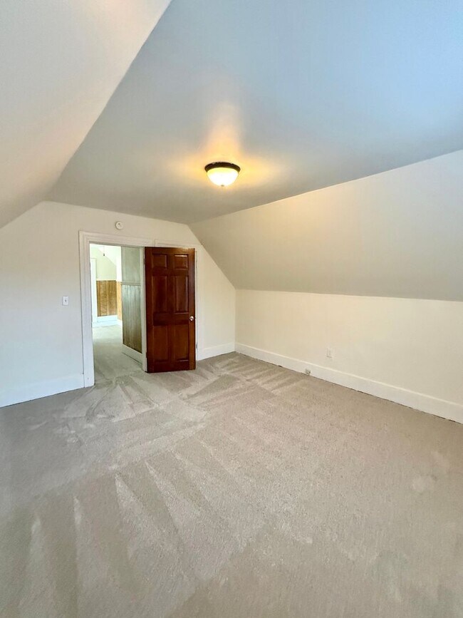 Building Photo - Charming 5-Bedroom Central District Home