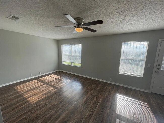 Building Photo - 846 Trinity Ln