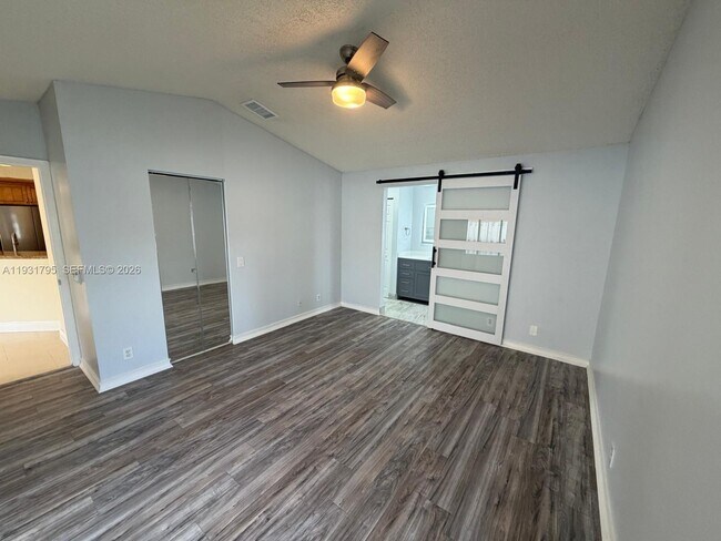 Building Photo - 1525 Estancia Cir