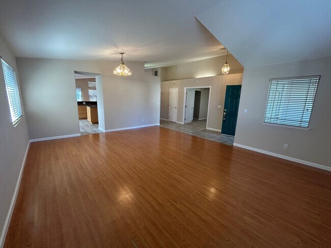 Building Photo - Beautiful 4 Bedroom, 2.5 Bath Deer Valley ...