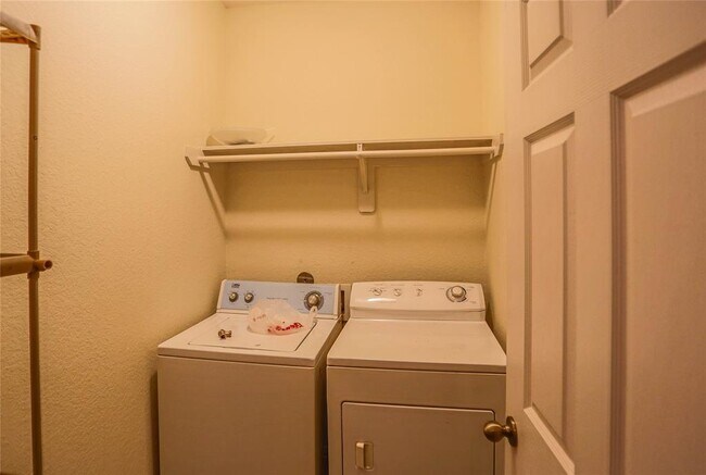 Building Photo - 9400 Bellaire Blvd