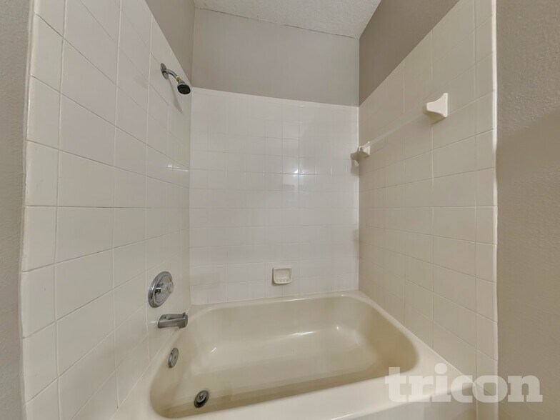 Building Photo - 7253 Lamplighter St