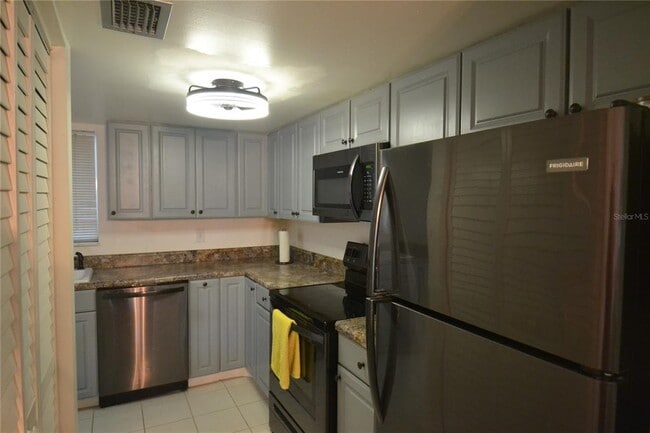 Building Photo - 2944 W Bay Dr