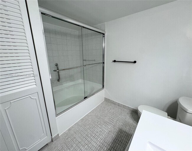 Building Photo - 800 Parkview Dr