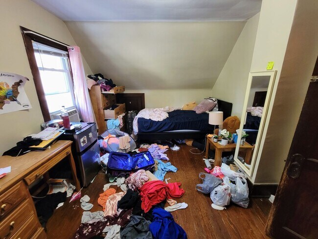 Building Photo - Charming House Located 1 Block From Campus