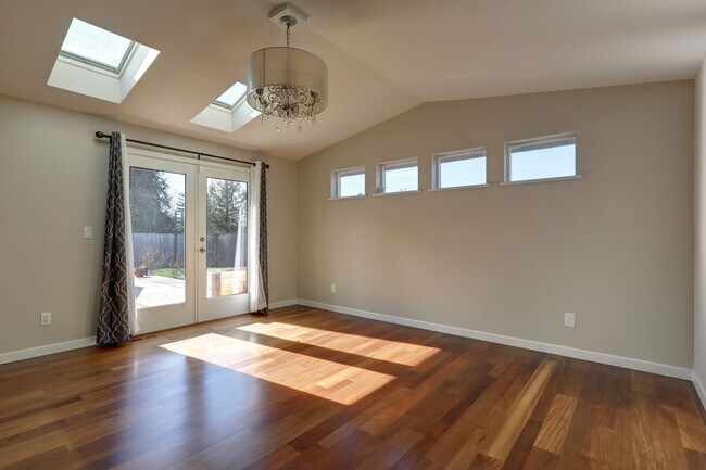 Building Photo - Beautifully Remodeled 4bd, 1.75ba Rambler Available in the Heart of Bellevue.