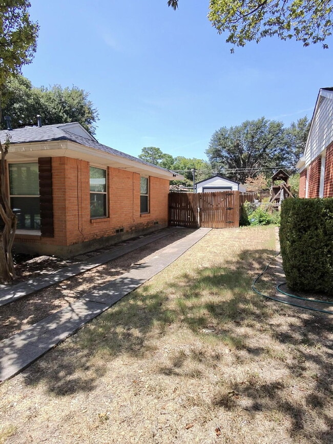Building Photo - 3241 S Edgefield Ave
