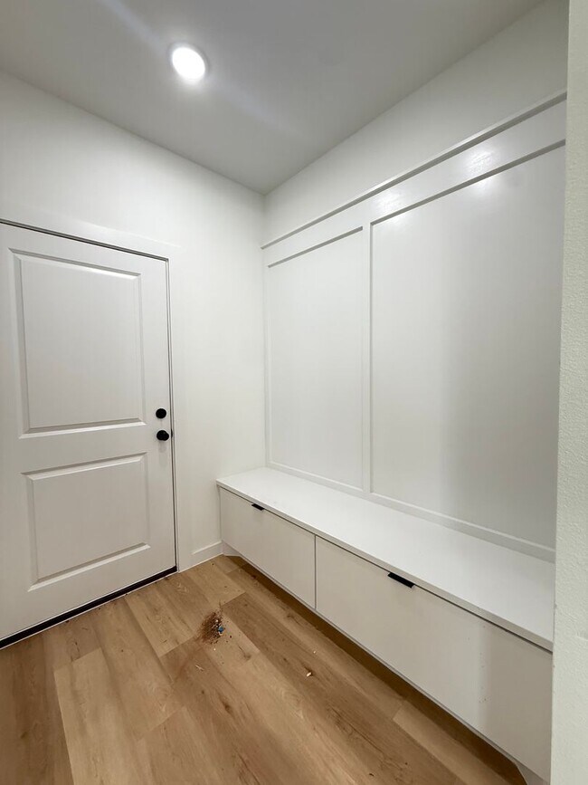 Building Photo - Brand New Stunning Town-Home!