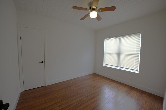 Building Photo - 717 N E St