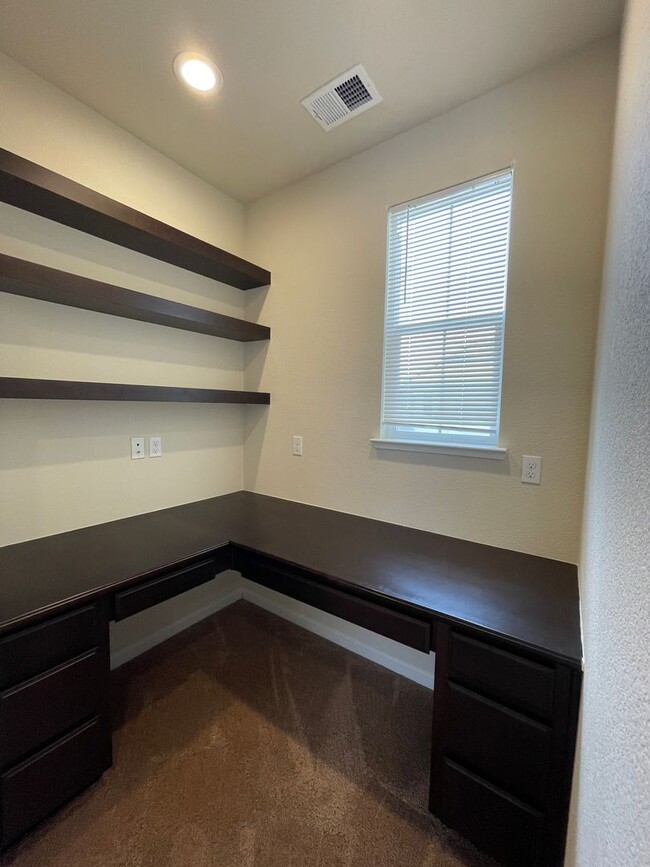 Building Photo - 3845 Lookout Dr