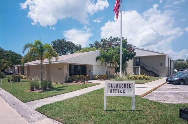 Building Photo - 3815 N Oak Dr