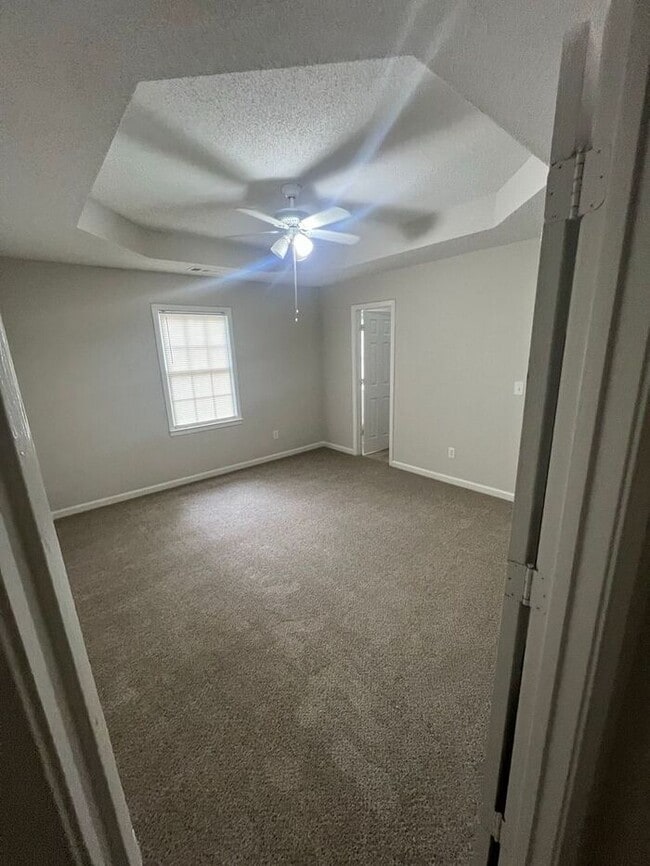 Building Photo - Spacious 3 bedroom Home with Versatile Liv...
