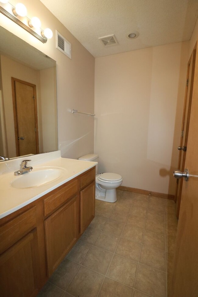 Building Photo - AWESOME 3 BEDROOM HOME CLOSE TO FORT RILEY