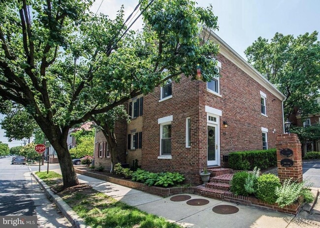 Building Photo - 506 N Alfred St