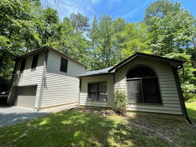 Building Photo - Charming, updated 3br house with separate ...