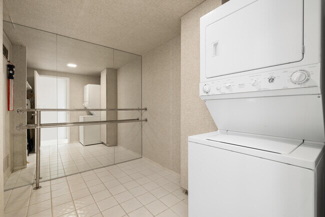 Building Photo - 900 Island Dr