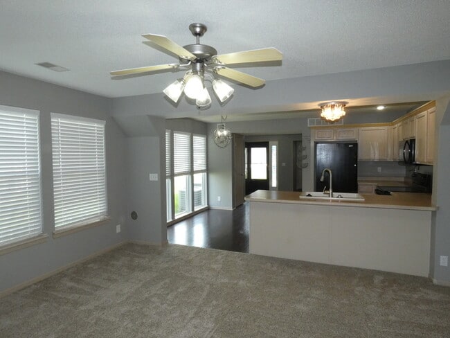 Building Photo - Renewed Townhome-4454 NE 83rd-Northland, K...