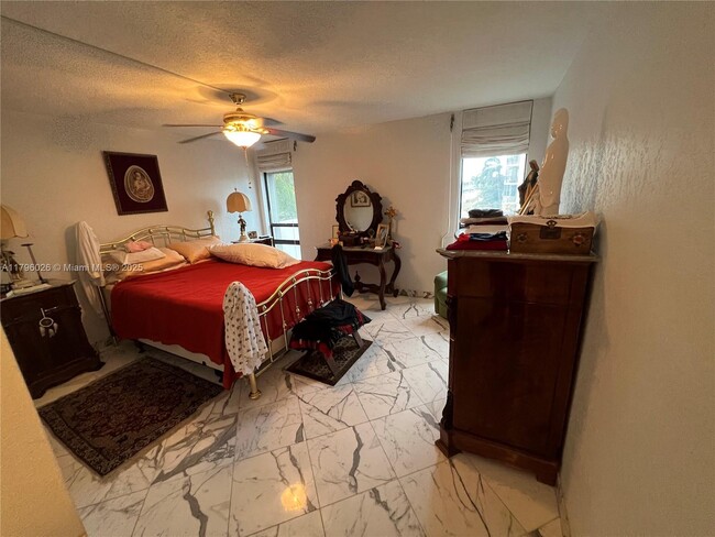 Building Photo - 4800 Bayview Dr