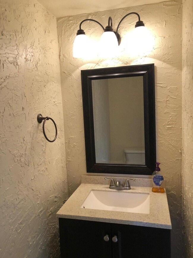 Building Photo - 139 Sparrow Dr