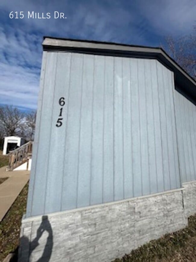 Building Photo - 615 N Mills Dr