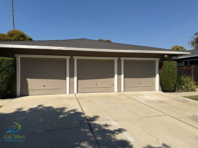 Building Photo - 5863 Hillview Ave