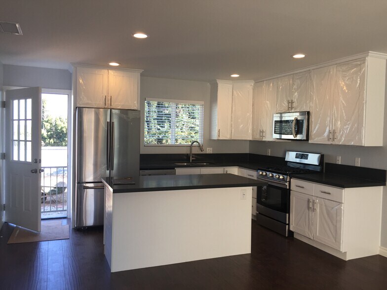 Building Photo - 8422 Glider Ave