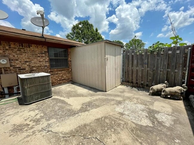 Building Photo - 1432 S Stoneridge Manor