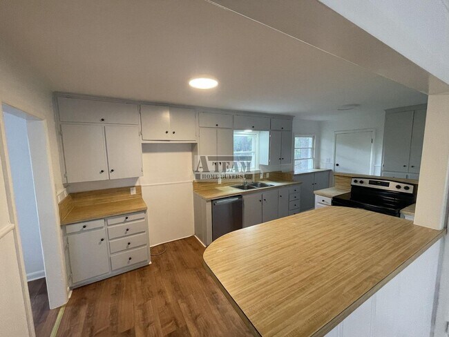 Building Photo - Newly updated 3 Bedroom 2 Bath located in ...