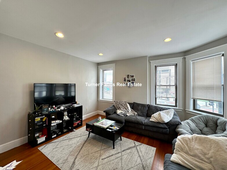 Building Photo - 146 Smith St