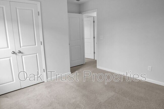 Building Photo - 821 Redbud Ln