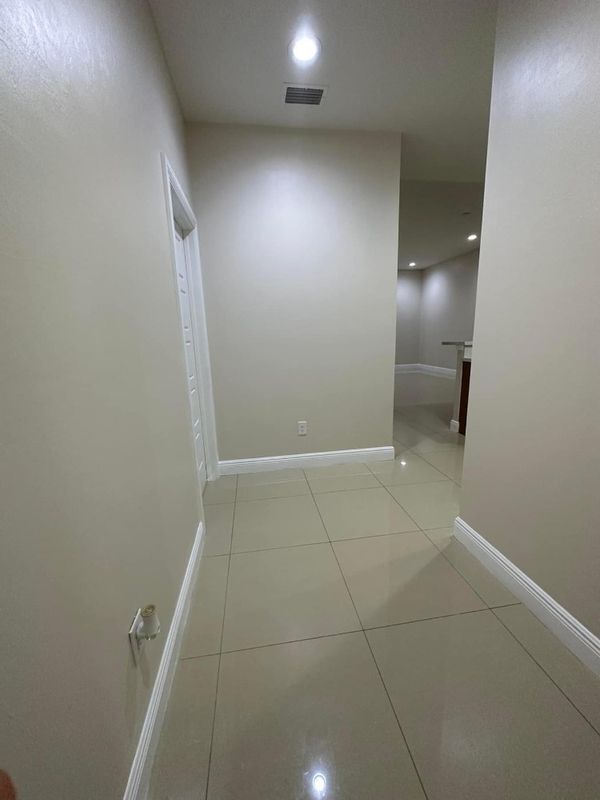 Building Photo - 922 SE 6th Ct